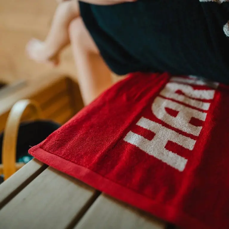 Towel (27.56" × 55.12") Red | Harvia